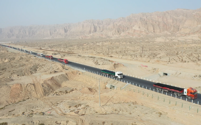 货车行驶在笔直的公路上。图源：新疆拜城县融媒体中心
