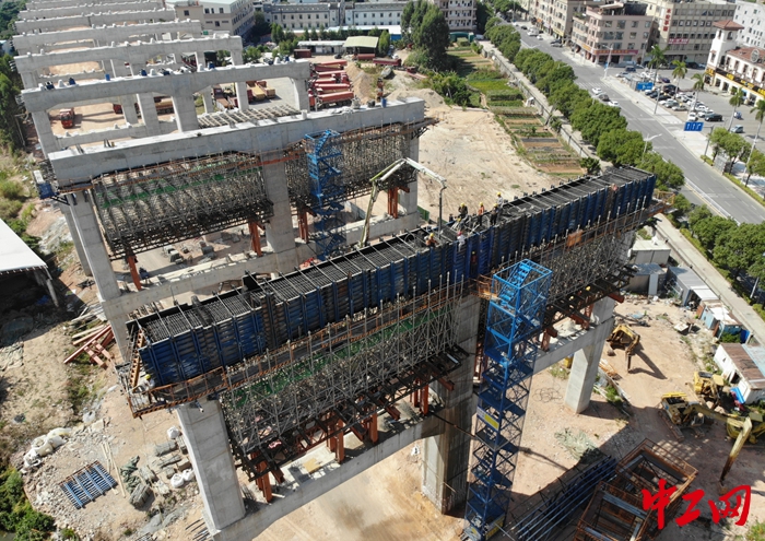 施工区域,此次浇筑的上盖梁为西岸144#墩,设计混凝土方量183方,双层门