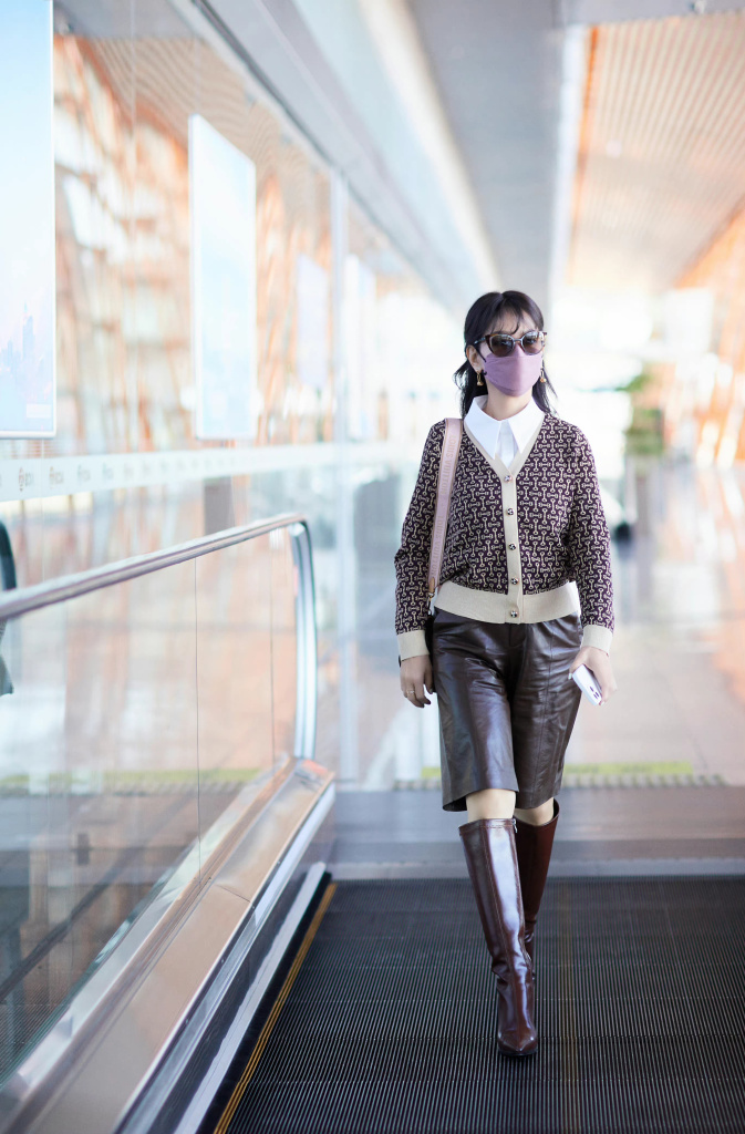 赵雅芝分享一组机场街拍 小香风外套配皮裤可甜可酷