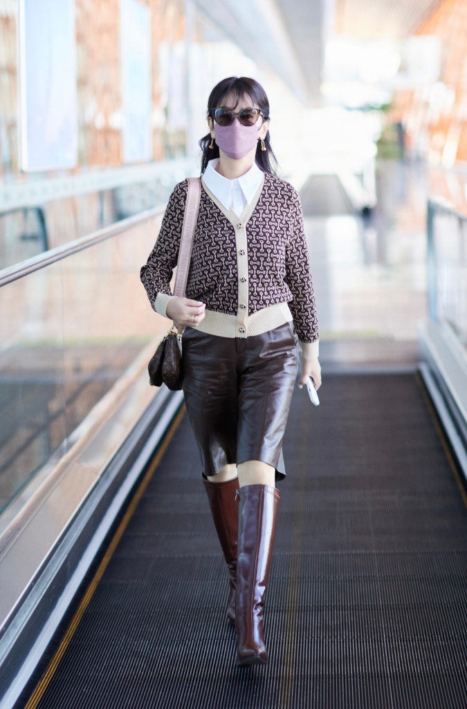 赵雅芝分享一组机场街拍 小香风外套配皮裤可甜可酷