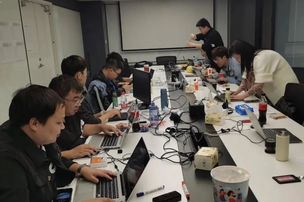 　　与捞王团队通宵奋斗的商龙人