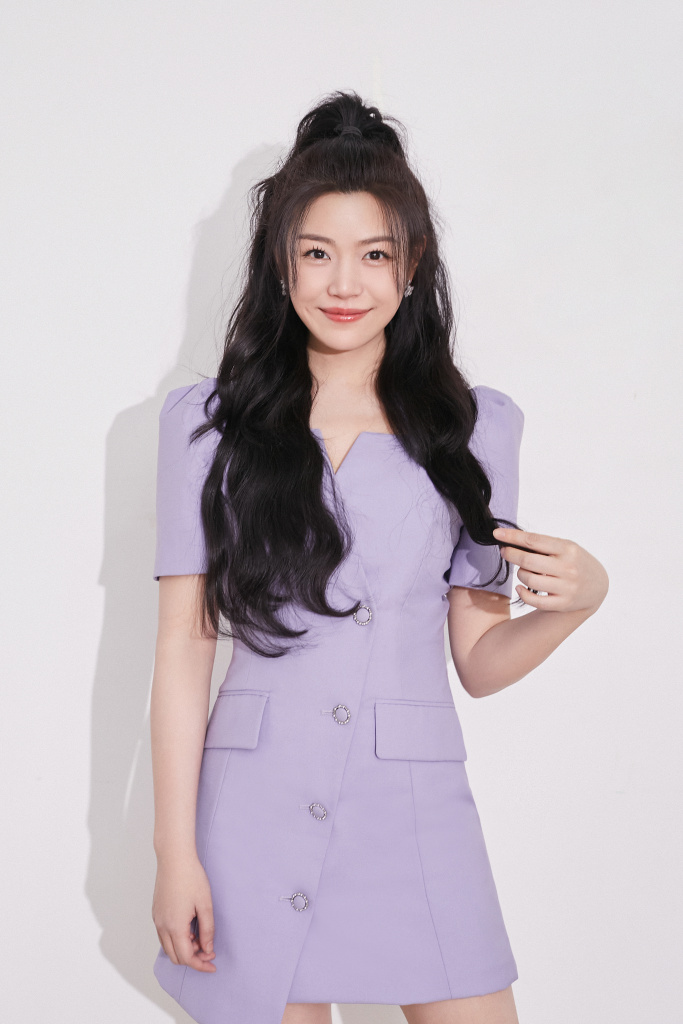 陈妍希参加我们的歌演出拍摄薰衣草色连衣裙造型写真