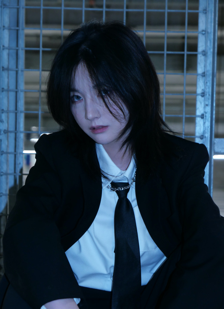 赵粤分享黑西装小领带写真 眼神犀利走慵懒风