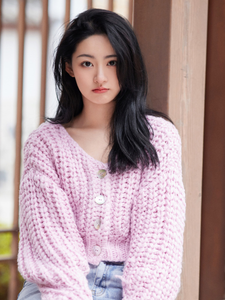 赵晴秋日温暖治愈氛围写真 紫色毛衣亮眼换发青春活力