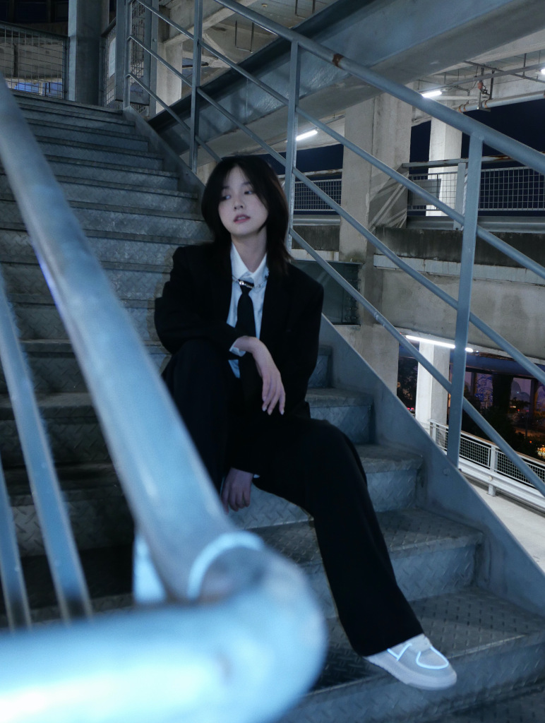 赵粤分享黑西装小领带写真 眼神犀利走慵懒风