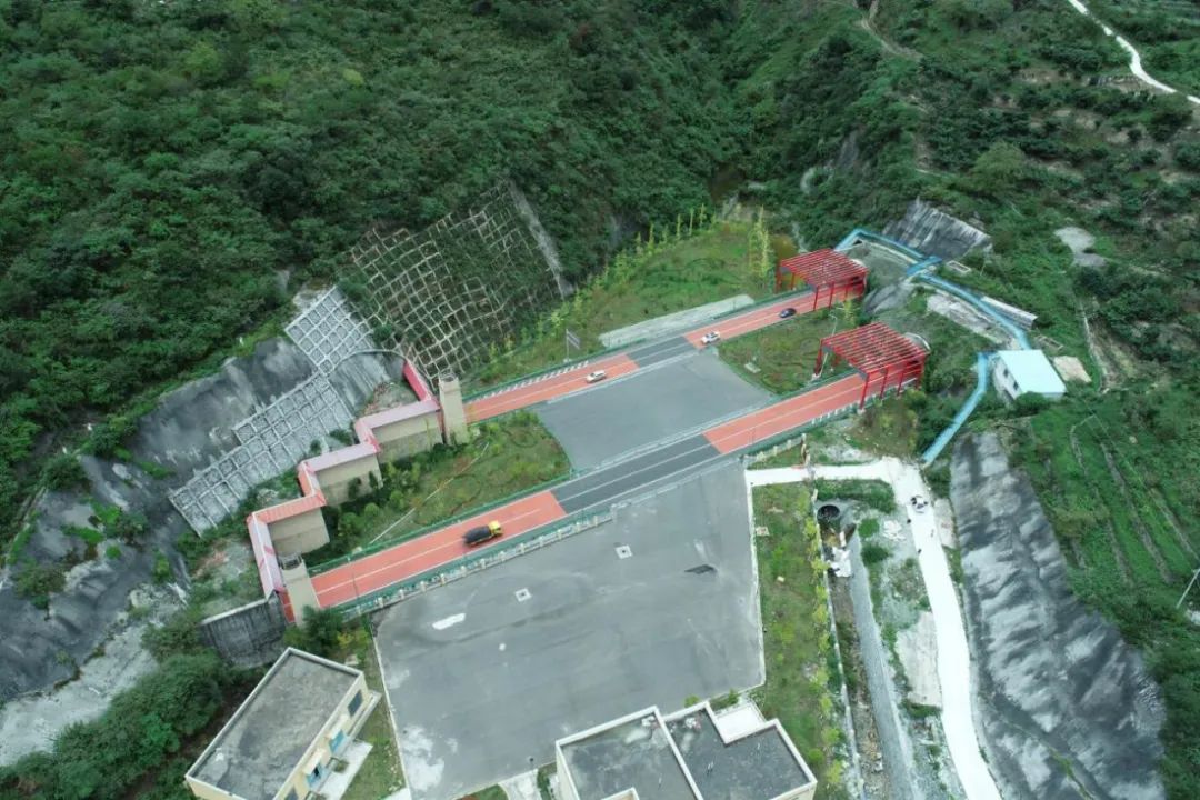 图片说明:雅叶高速泸定至康定段隧道群