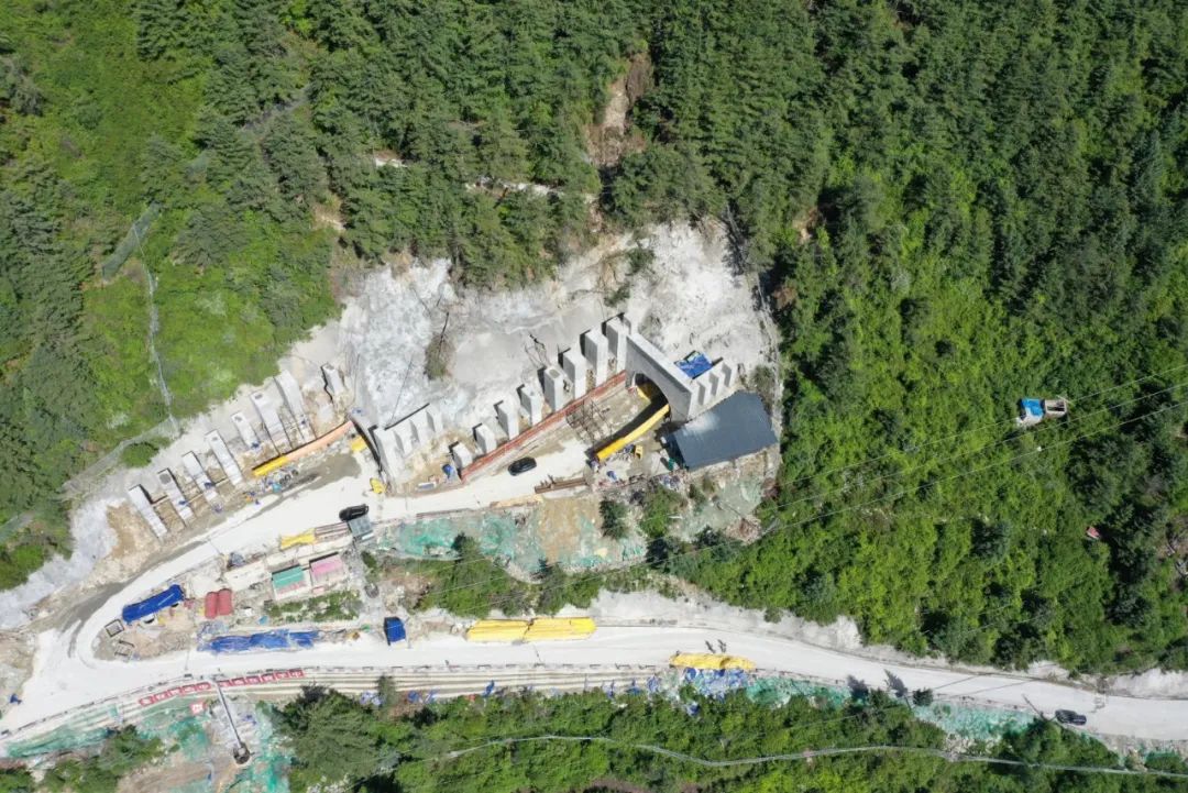 图片说明:雅叶高速上跑马山二号隧道在山坡艰难进洞