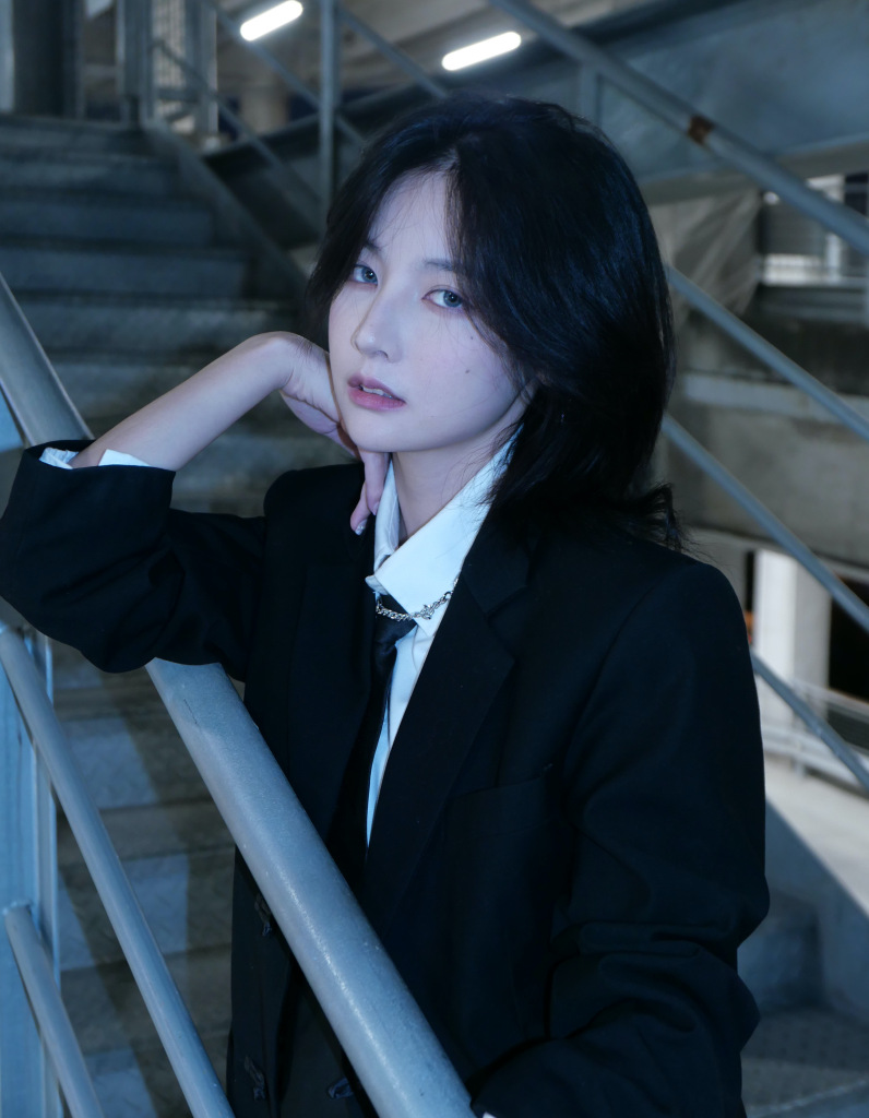 赵粤分享黑西装小领带写真 眼神犀利走慵懒风