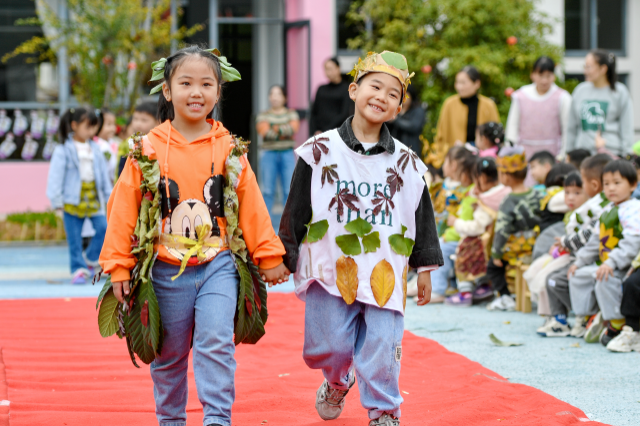 浙江长兴:秋叶作时装 创意t台秀_新浪新闻