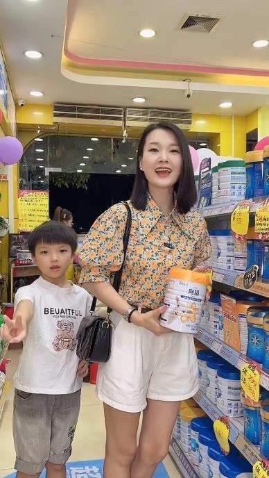 　　家长代表在活动门店打卡