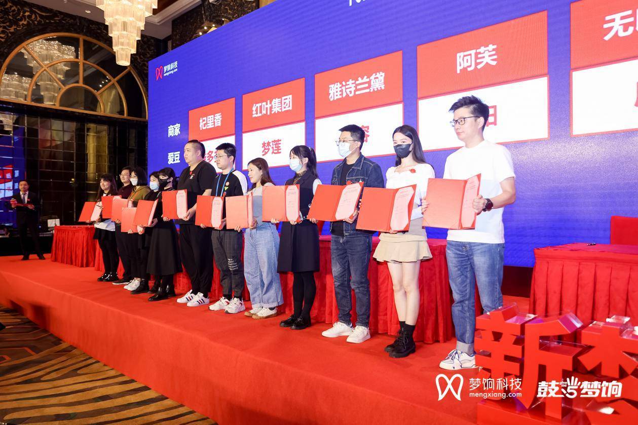 　　商家与爱豆现场签约仪式