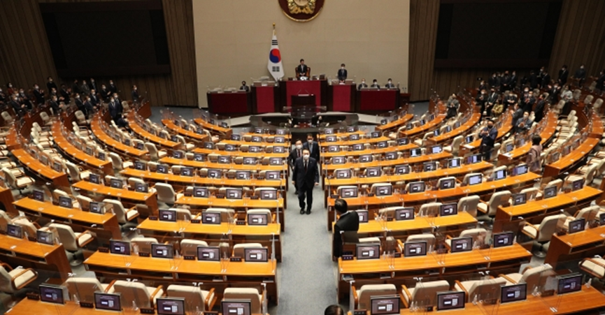 韩国在野党国会议员集体缺席尹锡悦25日进行的施政演说活动，会场空荡一片。 图自韩媒