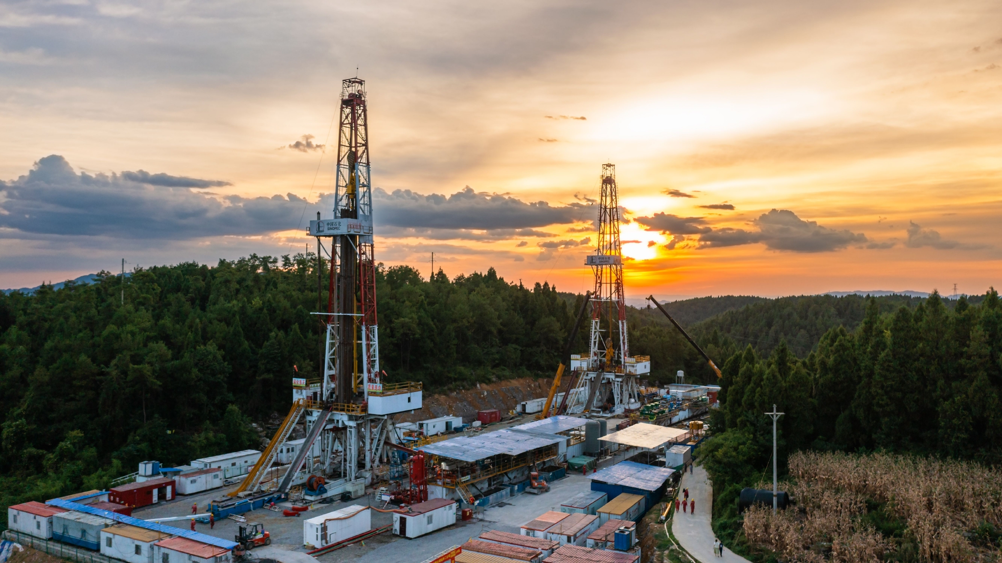 中国石化涪陵页岩气田焦页18号钻井平台施工中