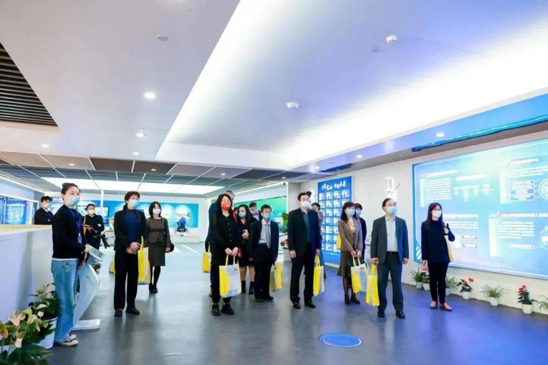 　　嘉宾参观