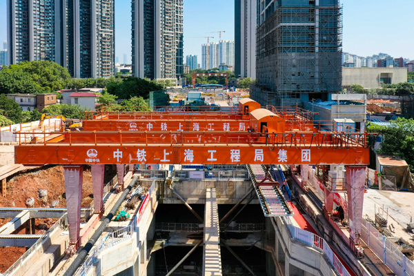 “珠江”广州首条环线地铁铺轨过江