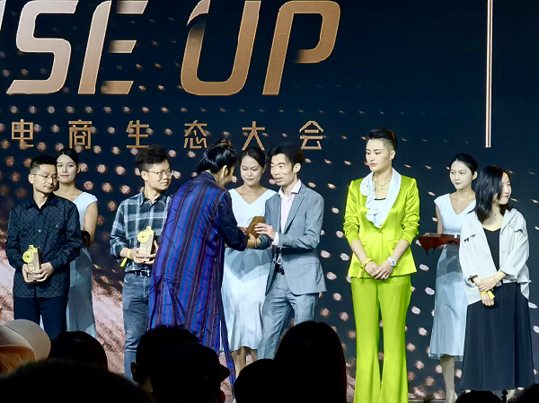 　　图：妃鱼创始人&CEO黄世昌上台领奖