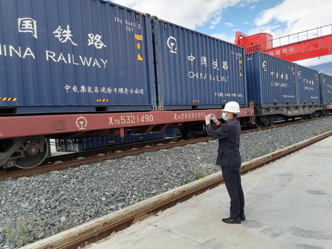 在货物到达,清点,装卸,转运环节,指定由党员负责盯控,干部职工加班