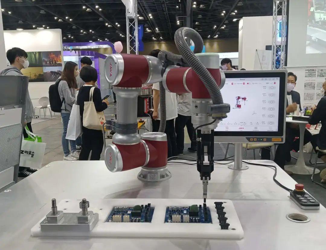 　　韩国Robot World展 · JAKA Zu 7s用于PCB装配