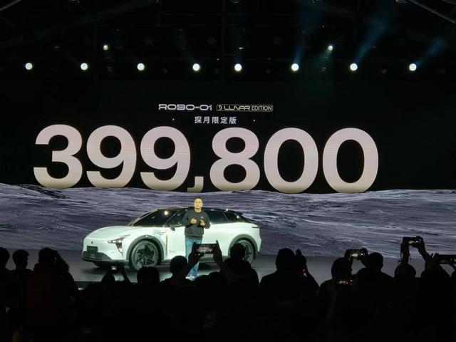 集度ROBO-01探月限定版與集度CEO夏一平，觀察者網攝