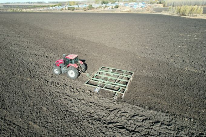 记者在顺利村看到,正忙于秋收的种植户们采取深松,翻地,旋耕,耙地