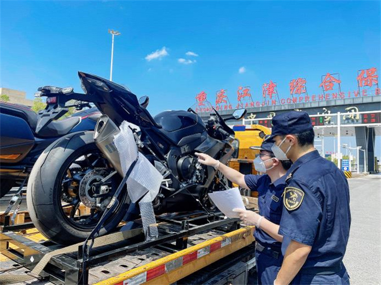 重庆海关验放首批江津综保区平行进口摩托车入区.(重庆海关供图)