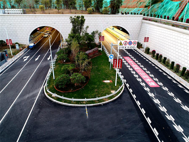 其中蔡尖尾山2号隧道是疏港通道项目的控制性工程,该隧道分岔段最大