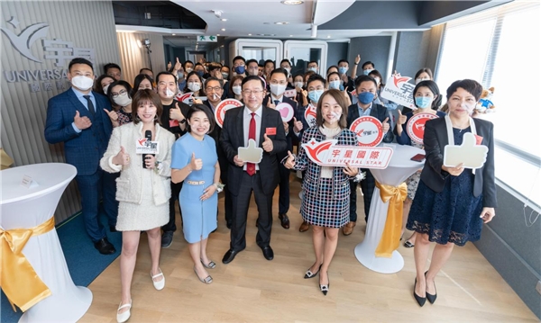 　　(宇星国际教育集团员工与来宾们合照)