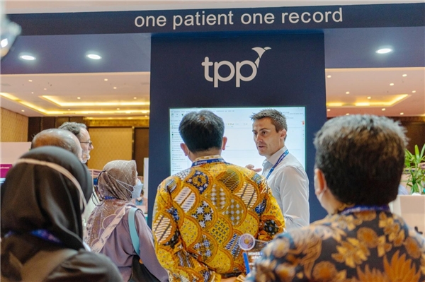 　　HIMSS 亚太展览会TPP产品培训师向各国医院代表讲解系统