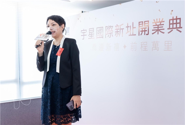 　　(云南省政协委员任晖女士上台致辞)