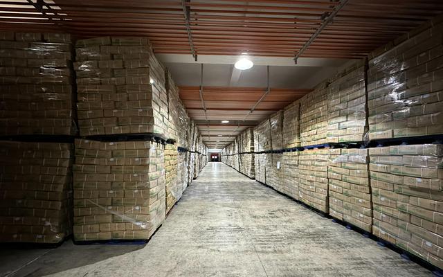 北京顺鑫农业股份有限公司鹏程食品分公司储备肉冷库内,冷冻储备猪肉