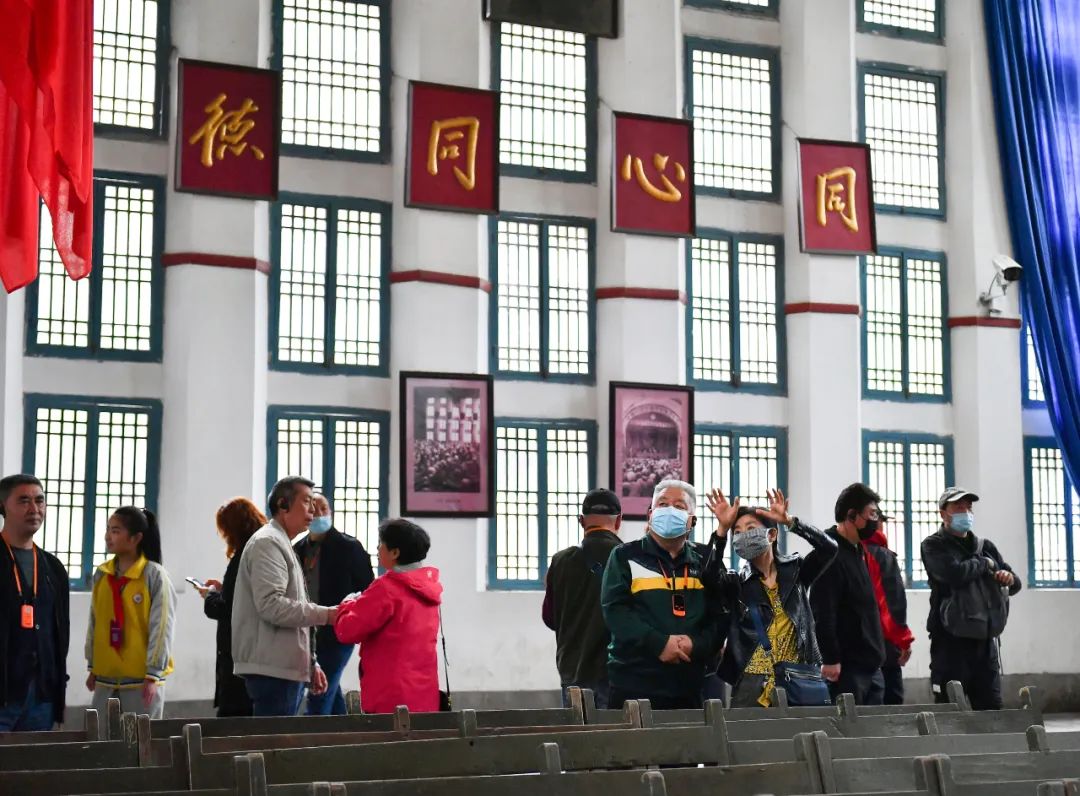 2021年4月22日，参观者在杨家岭革命旧址中央大礼堂参观。新华社记者 张博文 摄