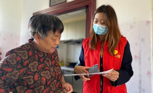 　　党员志愿者走进老年业主家宣传防疫常识