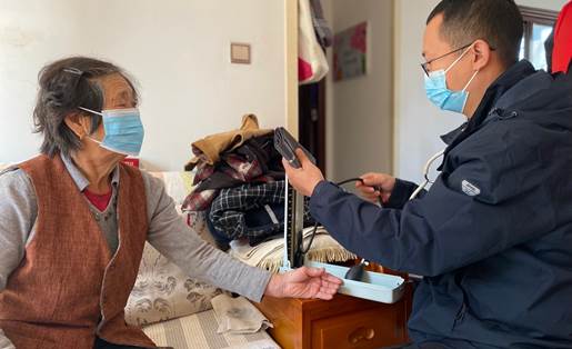 　　医生为业主马大娘测量血压