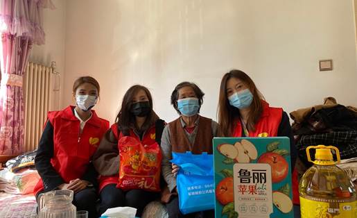 　　党员志愿者来生活物资到马大娘家进行慰问