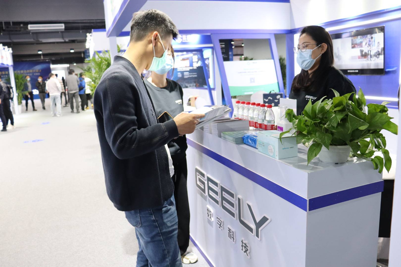 　　观众在吉利数科展台了解区块链解决方案