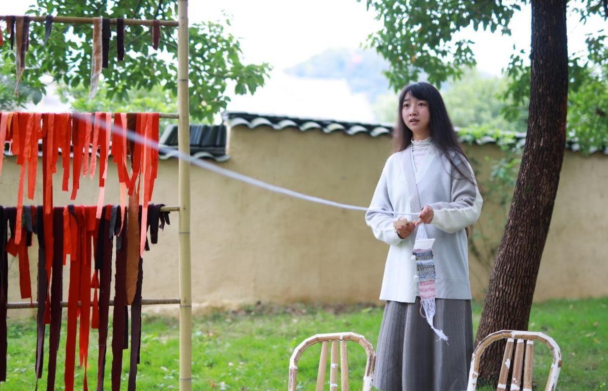 　　(编织艺术家洛盏讲解编织接力)