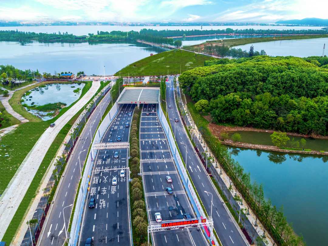 全国最长城中湖底隧道——武汉东湖隧道