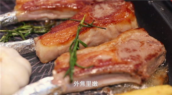 　　HAPPYCALL双面锅煎烤羊排外焦里嫩