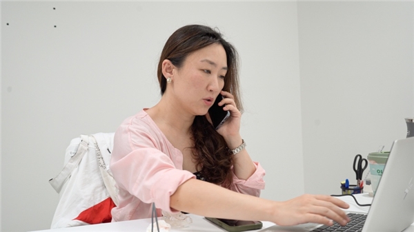 　　工作中的王丹
