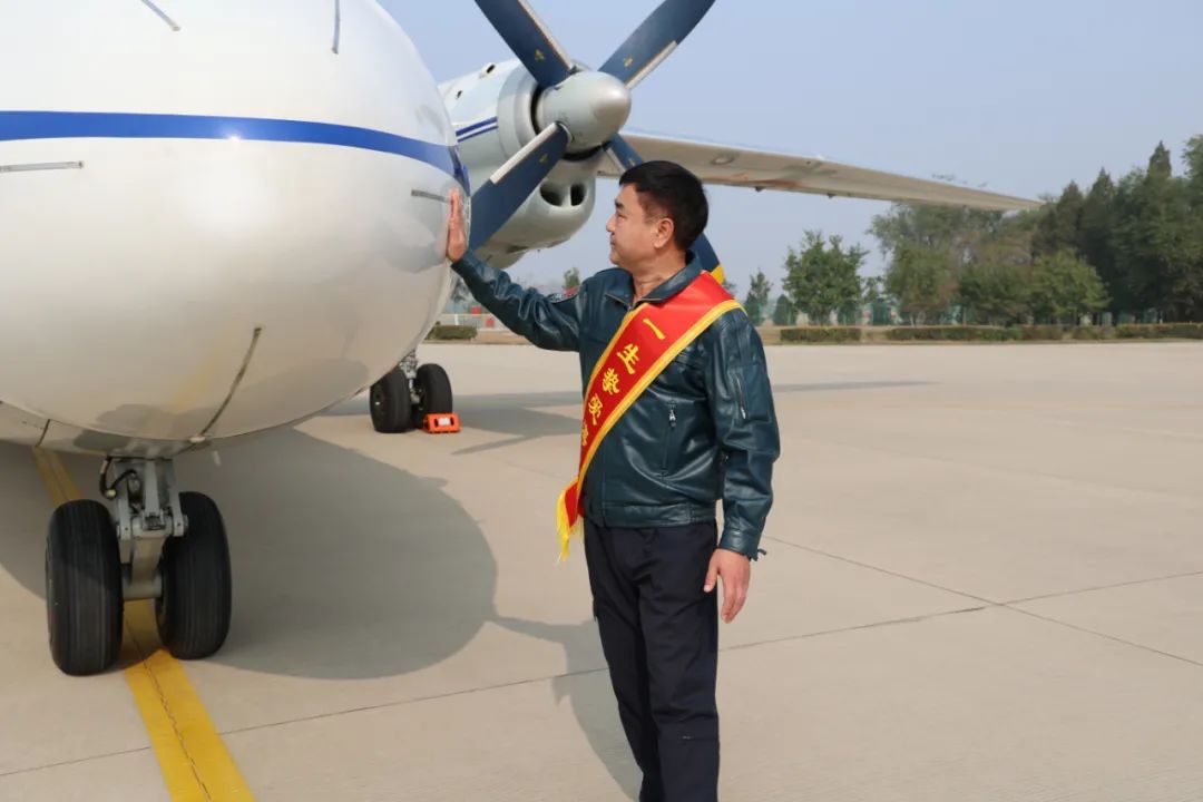 李建强向战机告别