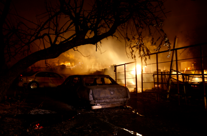 这是2022年9月6日在美国加利福尼亚州里弗赛德县拍摄的被山火烧毁的汽车。（新华社发）