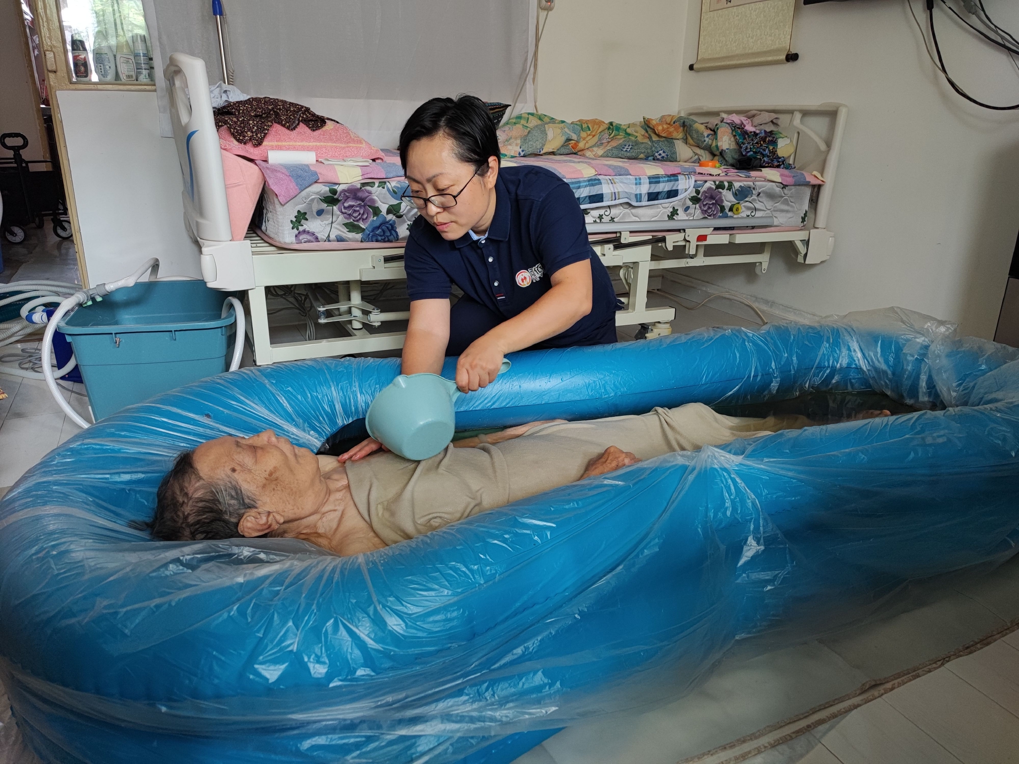 助浴师正在帮老人洗澡.受访者供图.
