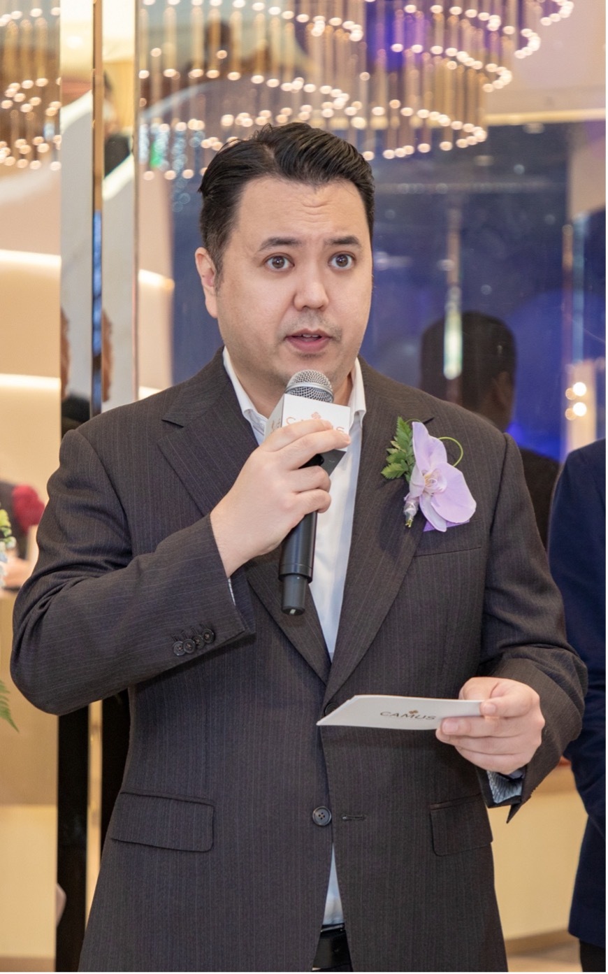　　【配图：卡慕远流首席执行官Eric Dew于现场致欢迎词】