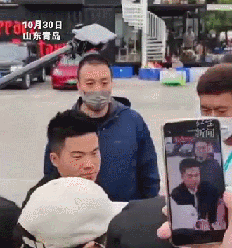 ↑董宇辉直播中被泼水