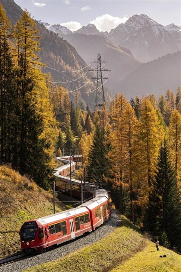 瑞士：世界最长客运列车亮相 由百节车厢组成 长达1.91公里！