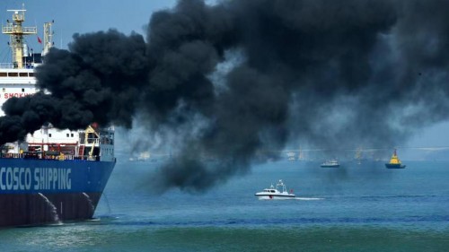 　　图|云洲智能L90小型海巡无人艇在海事执法船“海巡09”与油船“山河号”之间高速穿行