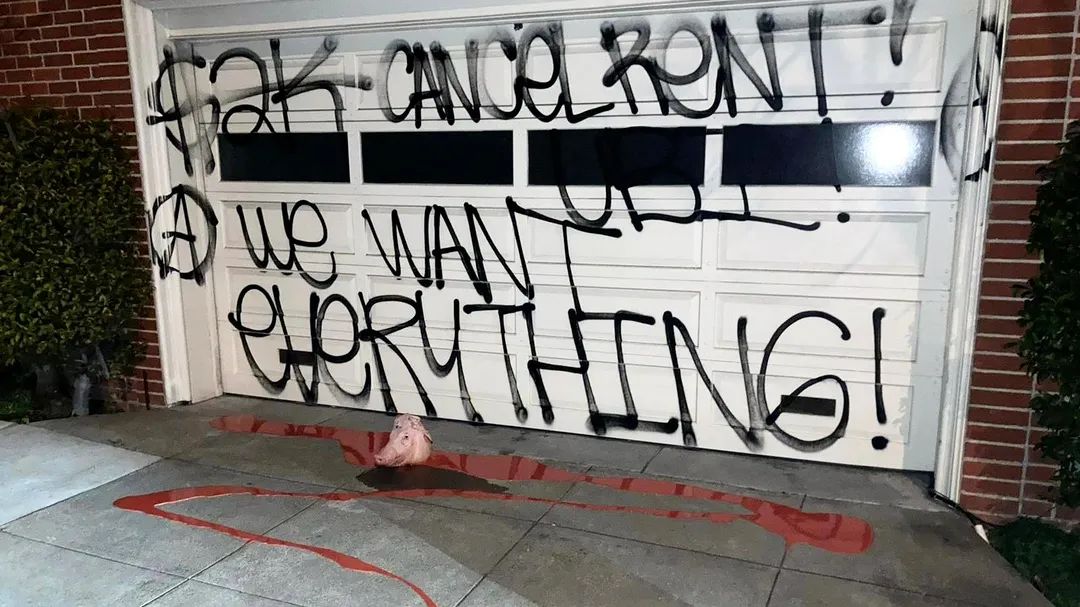·2021年，佩洛西旧金山住宅车库门被抗议者涂鸦。