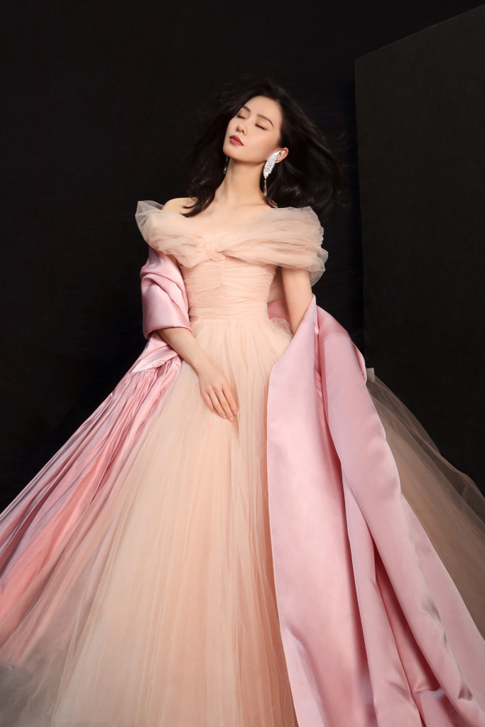 刘诗诗粉色系高定礼服造型大片 秀完美天鹅颈浪漫迷人似公主_高清图集
