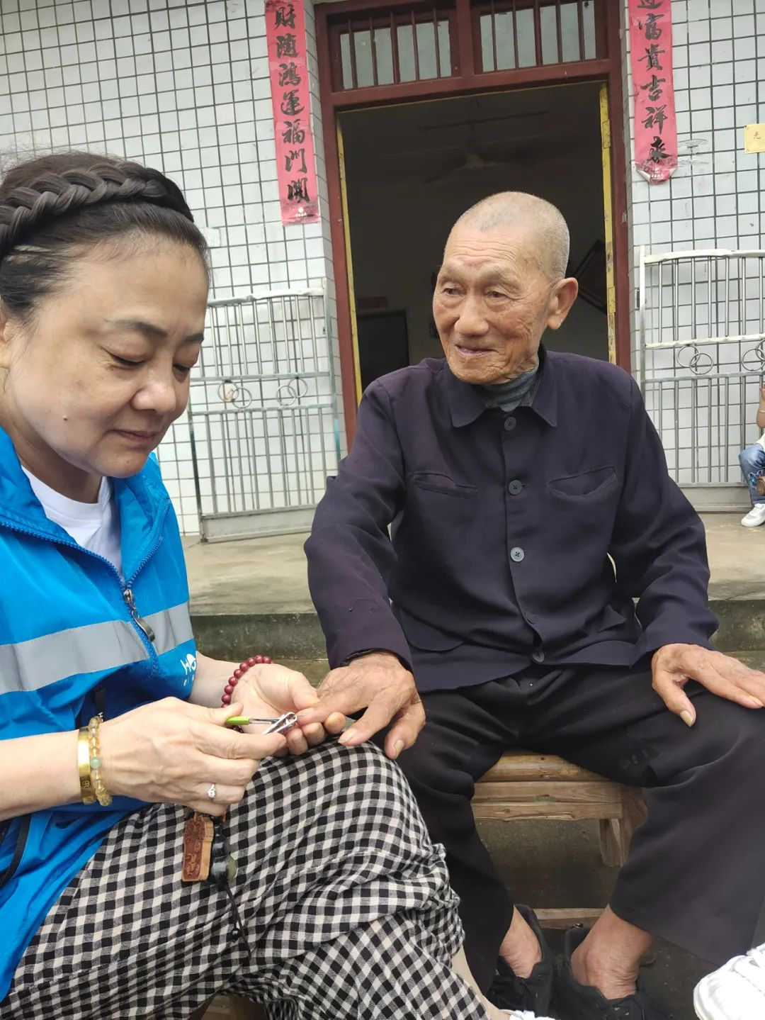　　志愿者帮熊义芳烈士父亲剪指甲