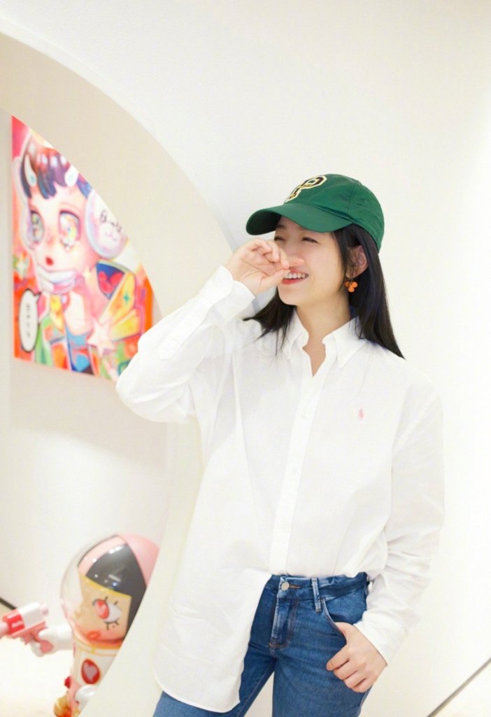 陈妍希分享白衬衫清爽造型随拍  戴绿帽穿牛仔裤尽显青春活力